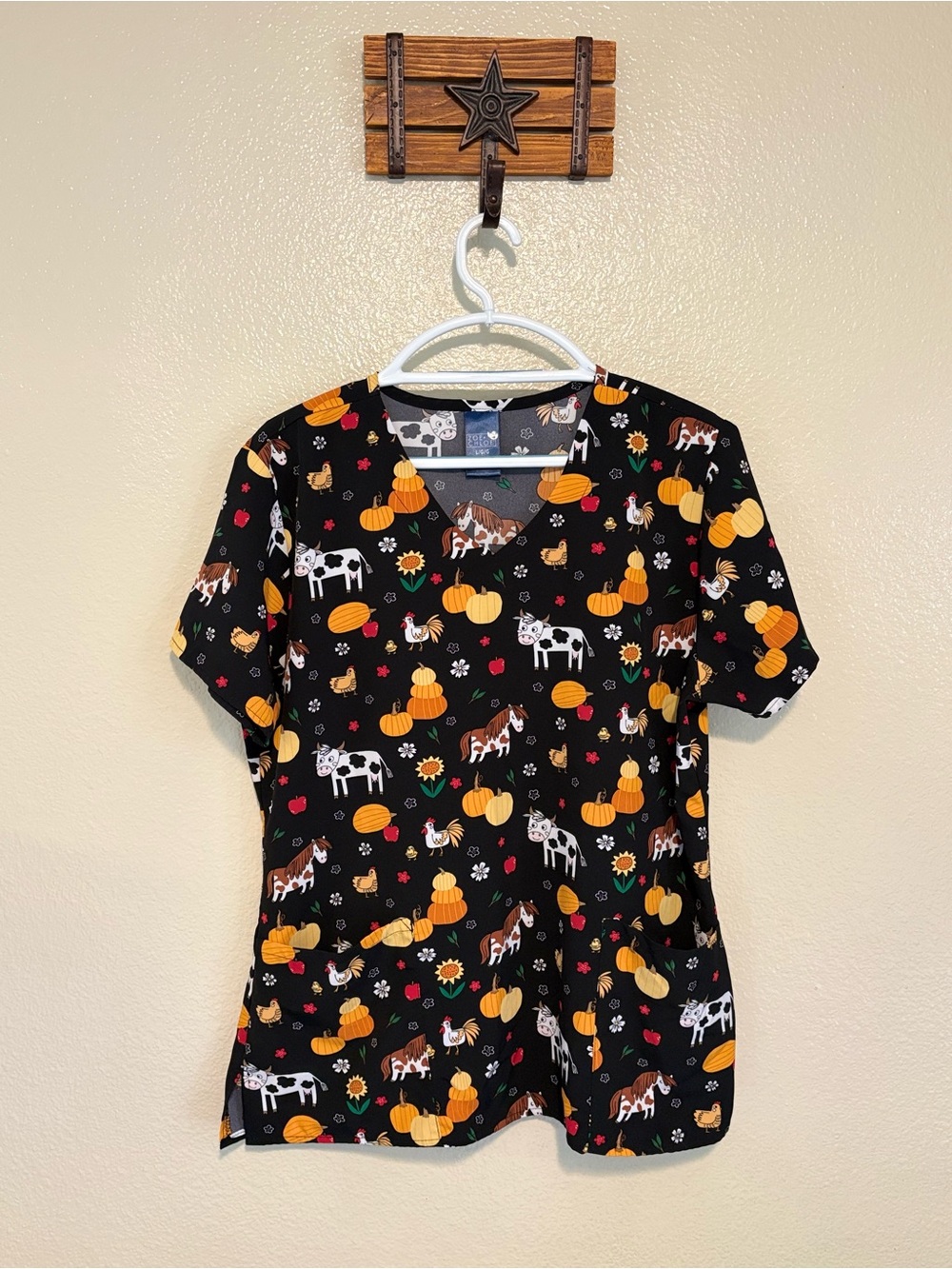 Zoe & Chloe “Fall For Ya’ll Farm” V Neck Print Scrub Top Pockets Size Large NWOT